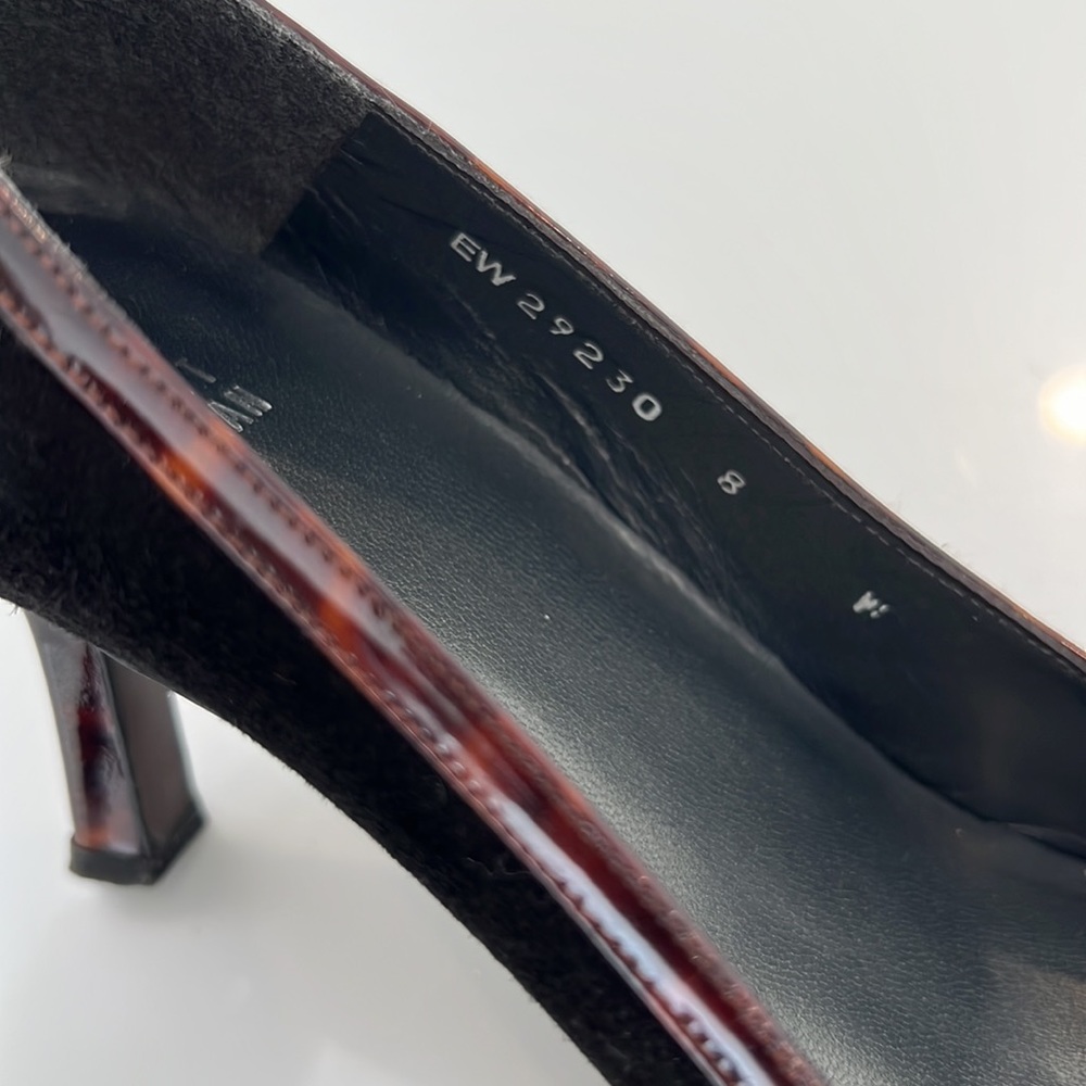 Stuart Weizman Black Suede Tortoise Trim Pumps 8 M - image 8